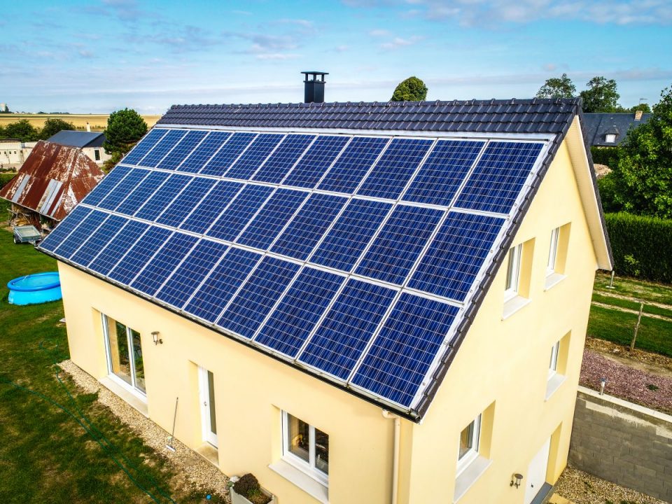 découvrez les tuile photovoltaïque, une solution innovante et esthétique pour produire de l'énergie solaire tout en préservant l'architecture de votre maison. optimisez votre consommation d'énergie et contribuez à la protection de l'environnement grâce à cette technologie durable.