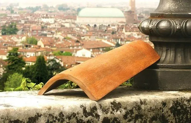 découvrez la tuile solaire, une solution innovante pour produire de l'énergie renouvelable tout en préservant l'esthétique de votre toiture. idéale pour les propriétaires soucieux de l'environnement, elle allie performance énergétique et design moderne.