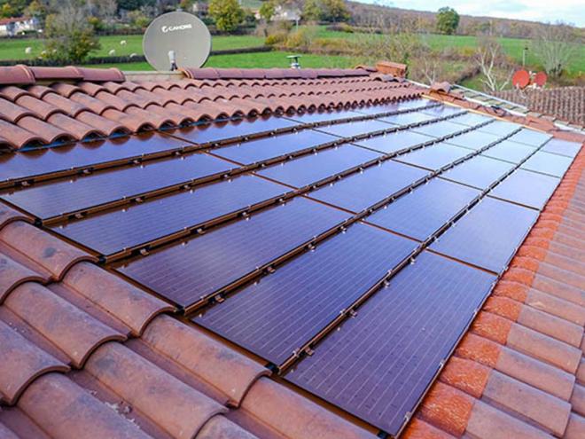 découvrez les tuiles solaires, une solution innovante pour convertir votre toit en source d'énergie renouvelable. alliant esthétique et performance, ces tuiles s'intègrent parfaitement à votre maison tout en réduisant vos factures d'électricité et votre empreinte carbone.