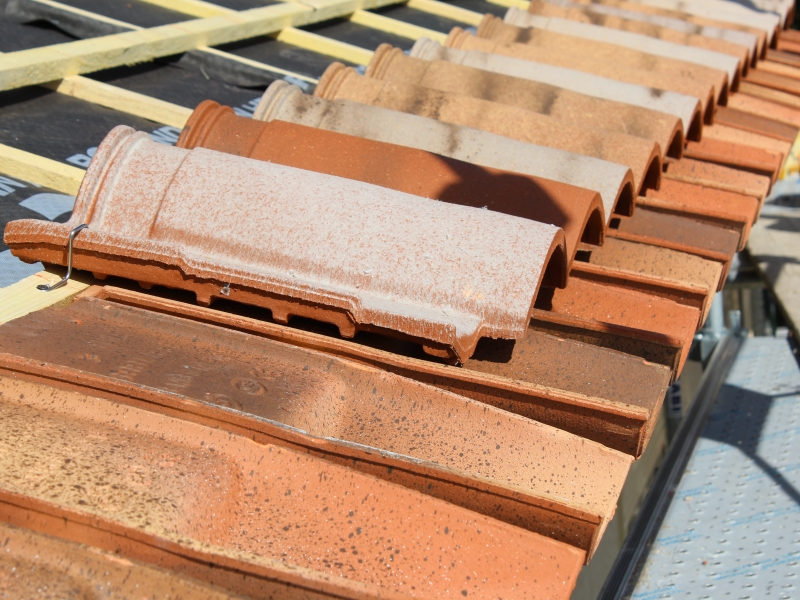 découvrez les tuiles canal volige, un choix esthétique et durable pour la couverture de votre toiture. idéales pour allier tradition et modernité, elles apportent charme et robustesse à votre habitation. optez pour une solution qui allie performance et design.