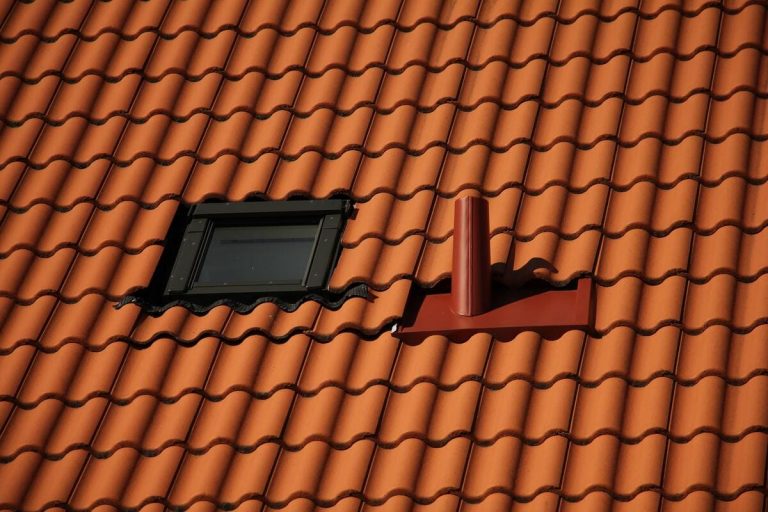 découvrez les tuiles photovoltaïques, une solution innovante et esthétique pour transformer votre toit en source d'énergie. alliez design et durabilité tout en réduisant votre empreinte carbone grâce à cette technologie éco-responsable.