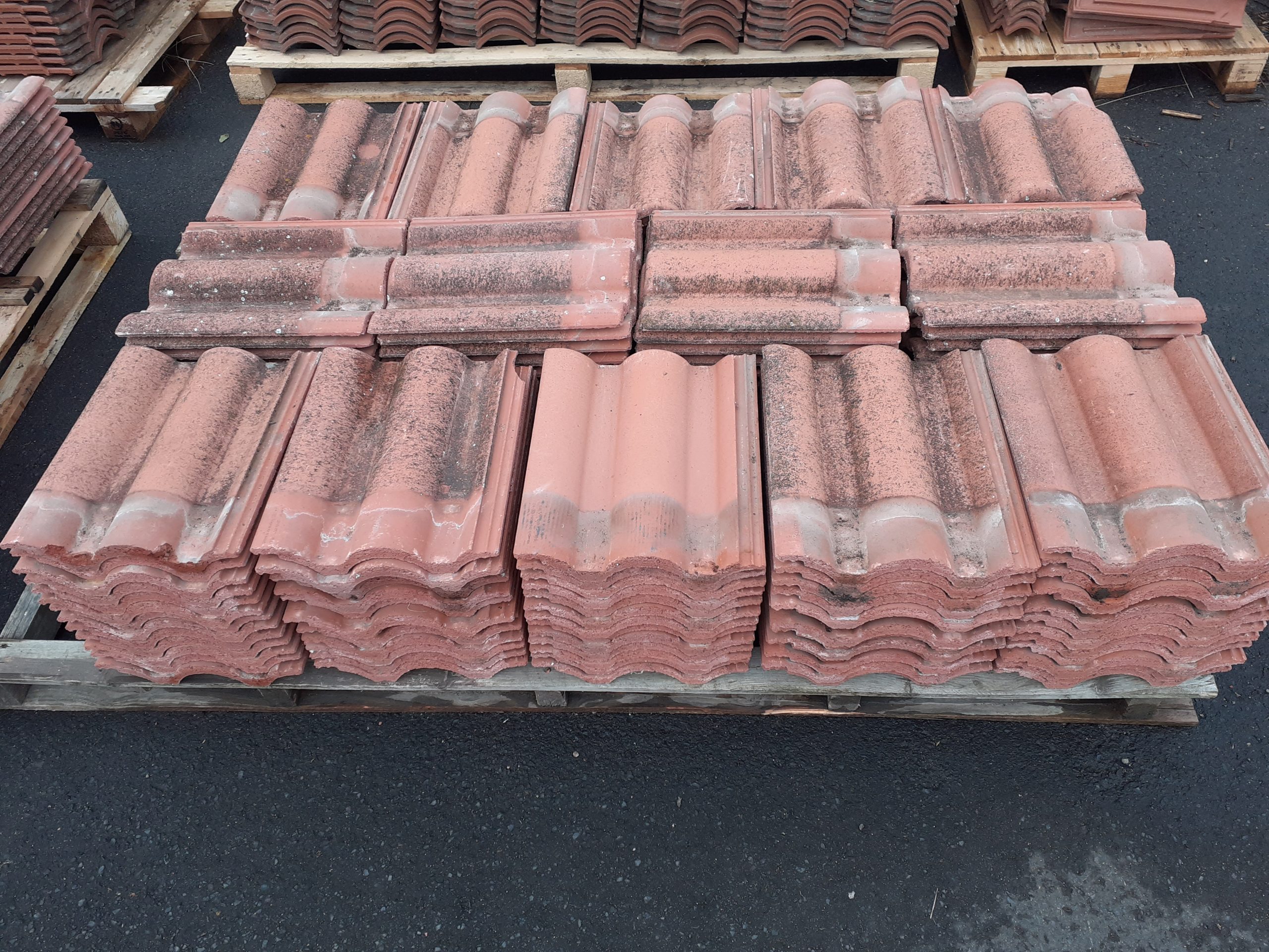 découvrez la qualité et la durabilité des tuiles redland. parfaites pour tous vos projets de toiture, ces tuiles offrent un large choix de styles et de couleurs pour sublimer votre maison tout en garantissant une protection optimale contre les intempéries.