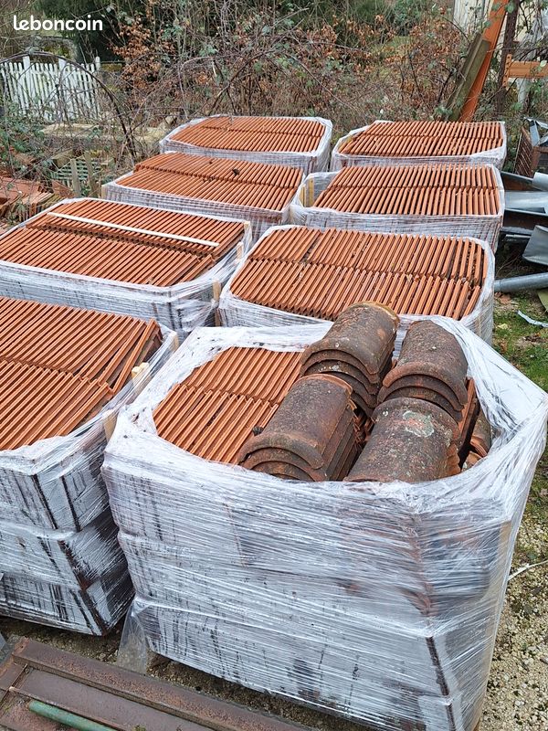 découvrez les tuiles volnay, un choix idéal pour allier esthétique et durabilité. parfaites pour vos projets de construction ou de rénovation, ces tuiles allient tradition et modernité tout en offrant une excellente protection contre les intempéries.