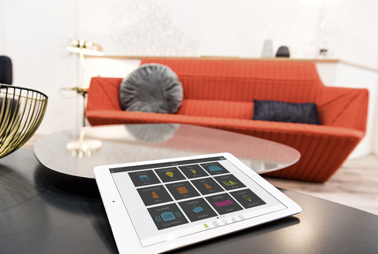 découvrez le tywatt dore rouge, une élégante lampe design alliant fonctionnalité et esthétique. parfaite pour illuminer votre intérieur avec style, elle saura apporter une touche chaleureuse à votre décoration. idéale pour les espaces modernes et contemporains.