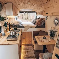 découvrez l'univers des vans aménagés : des véhicules transformés en véritables espaces de vie sur roues, alliant confort, praticité et liberté. idéal pour des voyages en pleine nature ou des escapades entre amis, explorez nos conseils et astuces pour choisir et aménager votre van selon vos besoins.