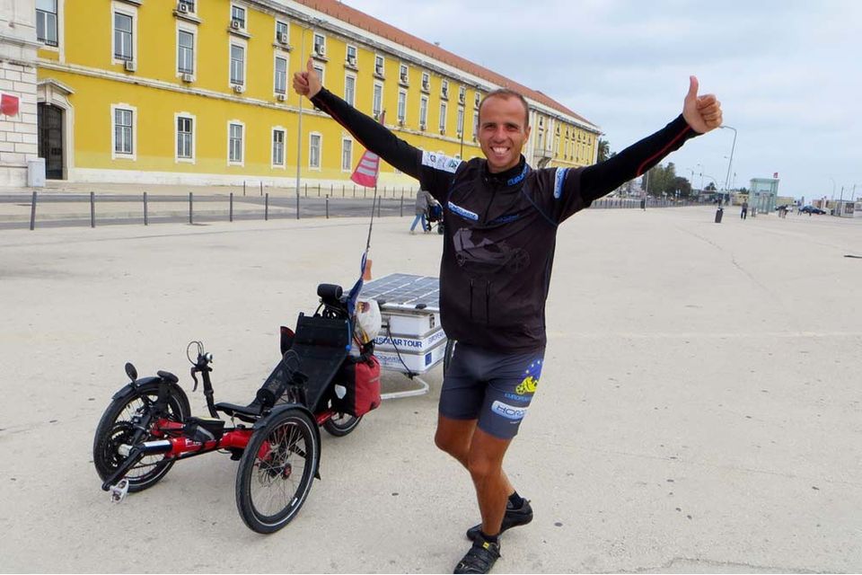 découvrez le vélo solaire, une solution innovante et écologique pour vos déplacements. profitez d'une conduite sans effort grâce à l'énergie renouvelable du soleil tout en réduisant votre empreinte carbone. parfait pour les trajets urbains ou les aventures en pleine nature, le vélo solaire combine performance, durabilité et respect de l'environnement.