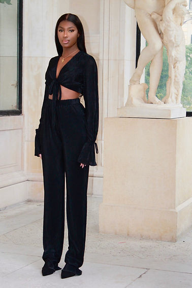 découvrez notre collection de vêtements pour femmes alliant élégance et confort. trouvez des pièces tendance pour toutes les occasions, des robes aux tops en passant par les accessoires. mettez en valeur votre style unique avec nos sélections soigneusement choisies.