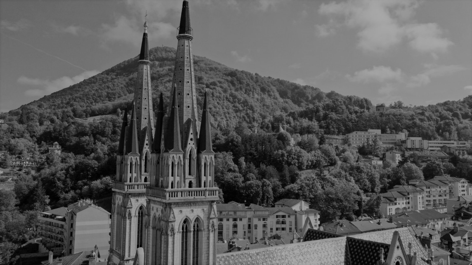 découvrez voiron, une charmante ville située au cœur des paysages verdoyants de l'isère en france. plongez dans son riche patrimoine historique, ses commerces locaux, et ses événements culturels captivants. profitez de la nature environnante avec ses sentiers de randonnée et ses panoramas époustouflants.