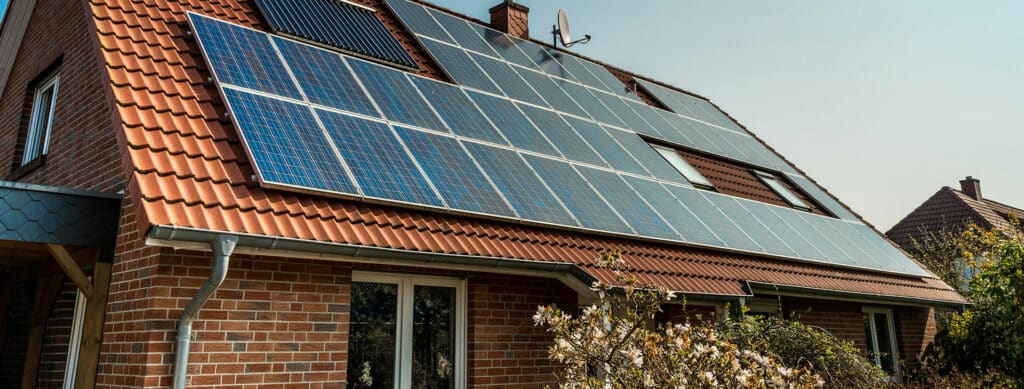 découvrez l'autoconsommation photovoltaïque : une solution durable pour produire votre propre énergie solaire. apprenez comment réduire vos factures d'électricité, contribuer à la protection de l'environnement et tirer parti des aides financières. transformez votre toit en source d'énergie renouvelable !