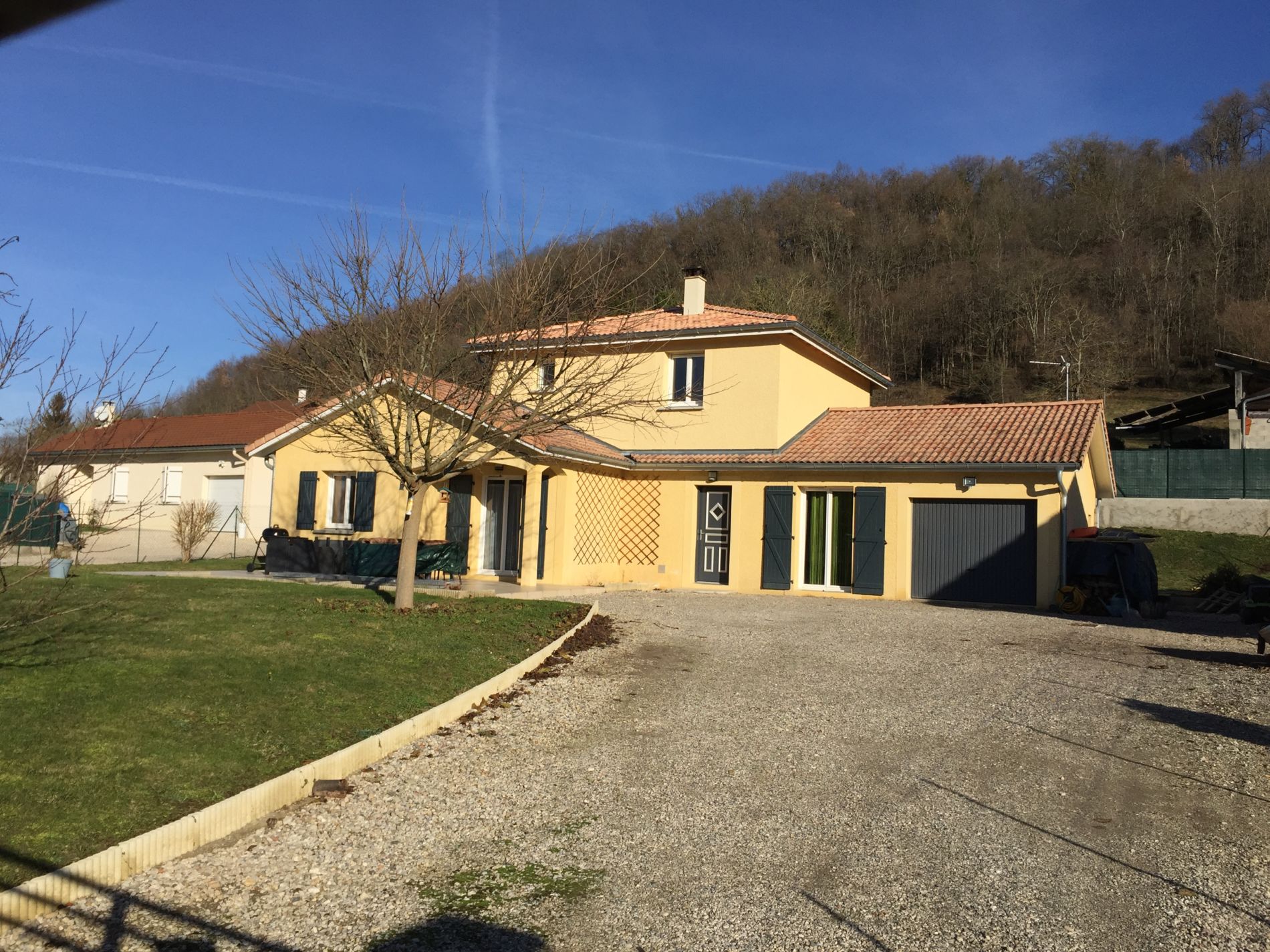 découvrez des avis authentiques sur les maisons : analysez les tendances du marché, comparez les différentes propriétés et trouvez la maison de vos rêves grâce aux retours d'expérience des acheteurs.