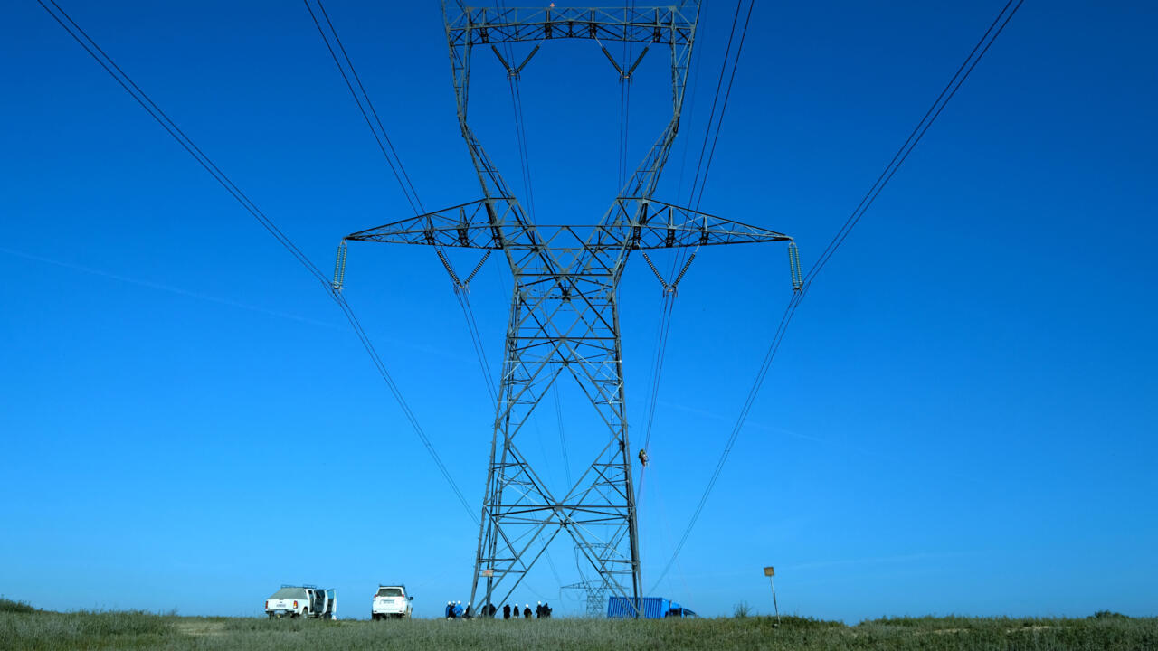 découvrez les causes et solutions pour la baisse de tension chez edf. informez-vous sur les impacts sur votre consommation d'électricité et comment y remédier efficacement.