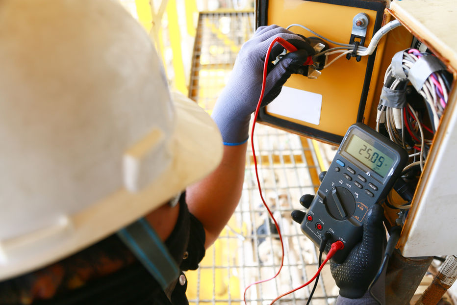 découvrez les différences clés entre la basse et la haute tension, leur utilisation dans divers secteurs, ainsi que leurs impacts sur la sécurité et l'efficacité énergétique. apprenez comment choisir le bon type de tension pour vos projets électriques.