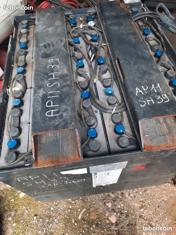 découvrez notre sélection de batteries pour chariots, offrant puissance et performance pour tous vos besoins de manutention. idéales pour une utilisation intensive, nos batteries garantissent une autonomie prolongée et une fiabilité optimale.