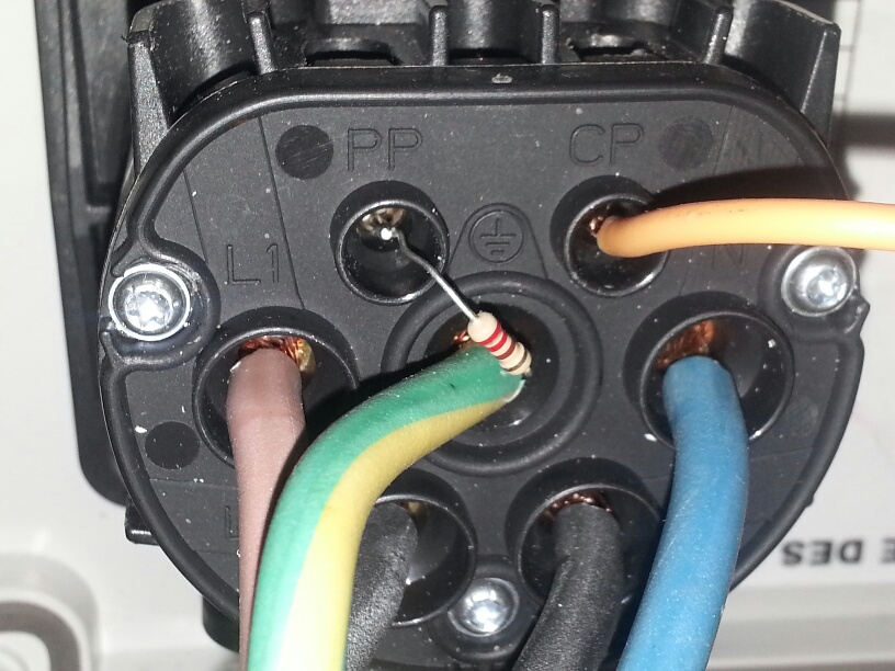 découvrez comment brancher votre renault zoe à une prise pour optimiser la charge de votre véhicule électrique. suivez nos conseils simples et pratiques pour une recharge efficace et rapide.