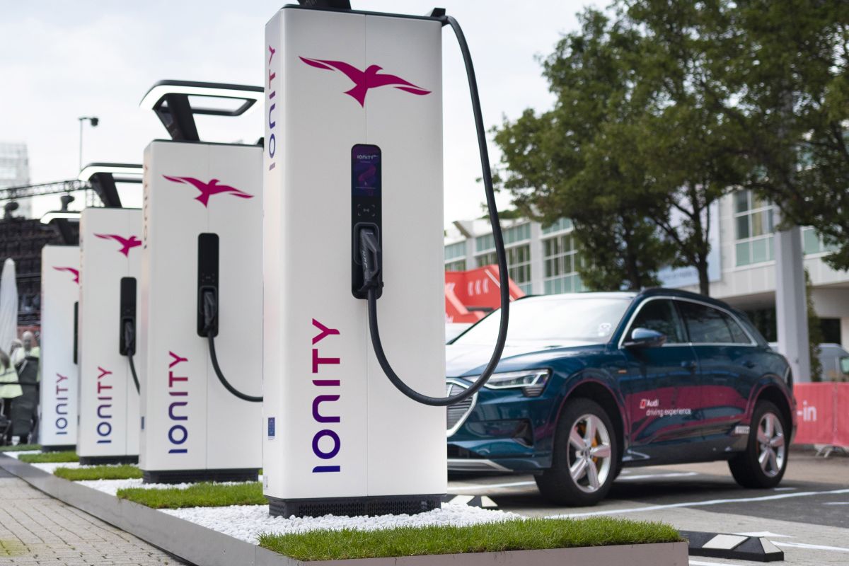 découvrez tout ce qu'il faut savoir sur la charge de voiture : types de chargeurs, astuces pour optimiser l'autonomie de votre véhicule électrique et conseils pratiques pour une expérience de recharge efficace et économique.