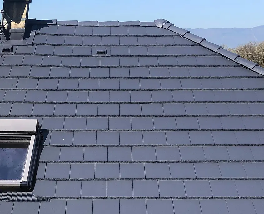 découvrez nos services de démoussage de toiture pour restaurer l'éclat et la durabilité de votre toit. nos experts utilisent des techniques efficaces et respectueuses de l'environnement pour éliminer les mousses, lichens et algues, garantissant ainsi la longévité de votre toiture. contactez-nous pour un devis gratuit !