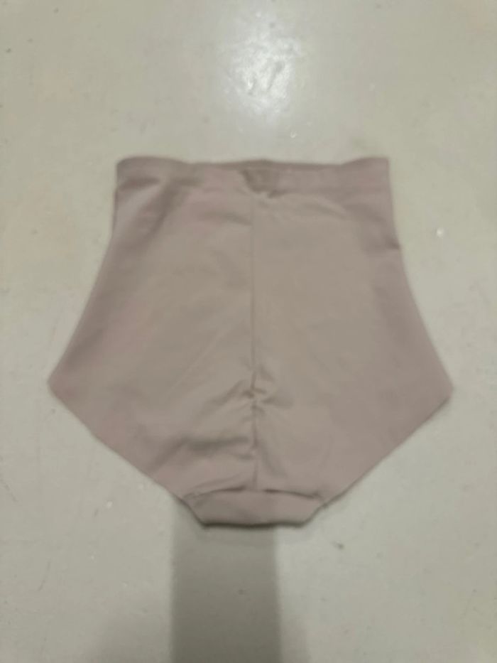 découvrez la gaine dim, l'accessoire indispensable pour un maintien optimal et une silhouette affinée. confort et élégance se retrouvent dans nos modèles variés pour toutes les morphologies.