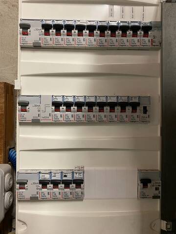 découvrez les causes et solutions lorsque votre disjoncteur saute. apprenez à diagnostiquer les problèmes électriques et à assurer la sécurité de votre installation tout en évitant les pannes. ne laissez pas un disjoncteur défectueux perturber votre quotidien.