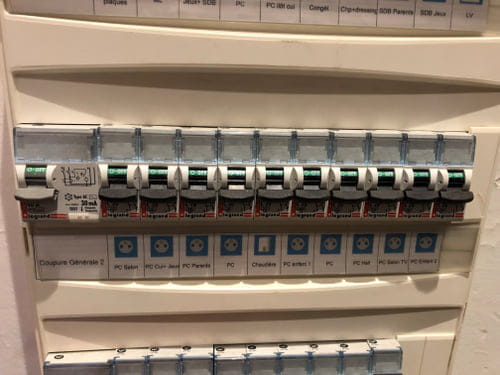 découvrez les causes possibles lorsque votre disjoncteur saute et apprenez comment résoudre ce problème électrique courant. protégez votre maison et assurez votre sécurité électrique grâce à nos conseils pratiques.