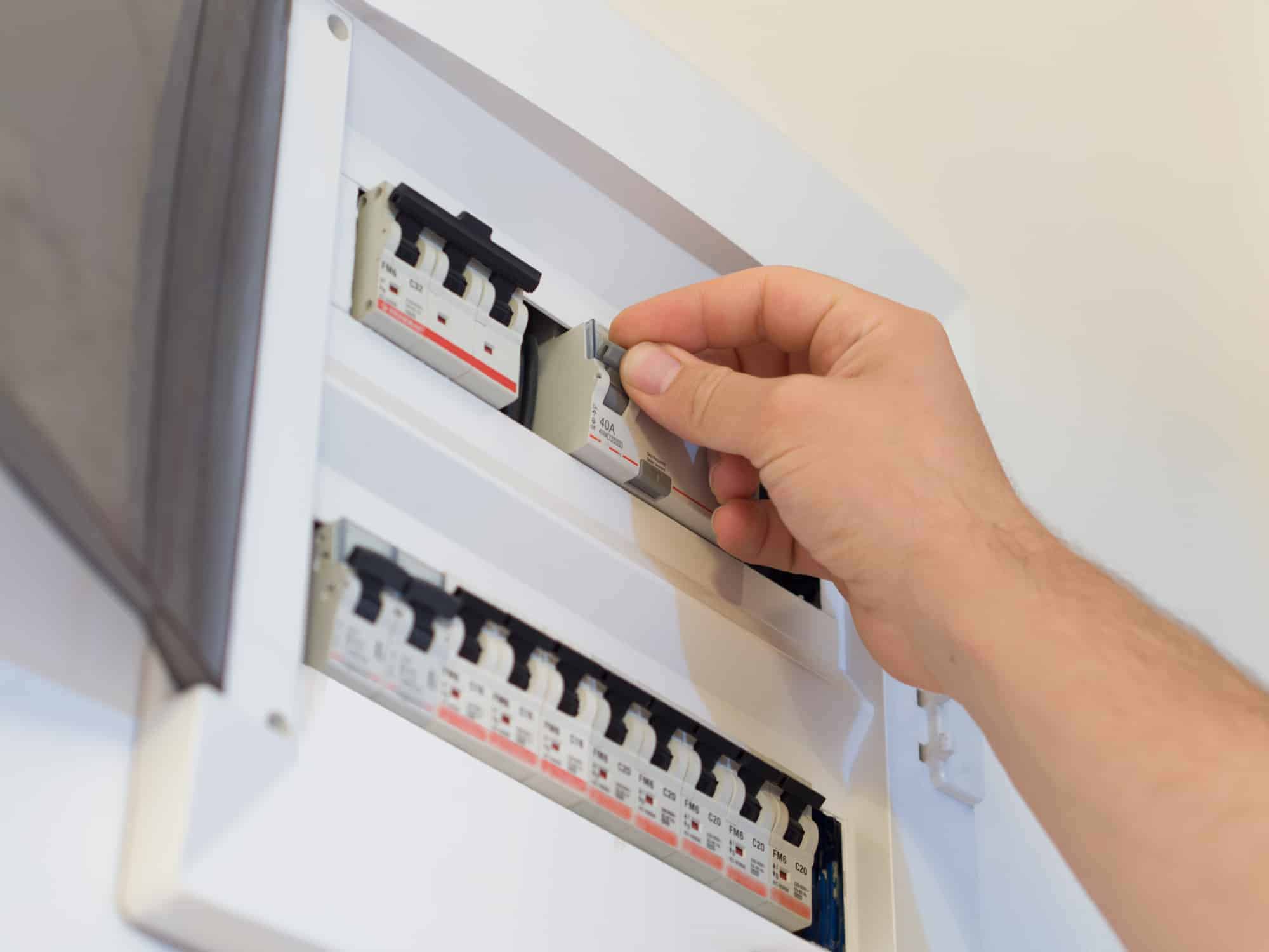 découvrez tout sur les disjoncteurs : leur fonctionnement, types, avantages et conseils pour bien les choisir. protégez votre installation électrique en toute sécurité.