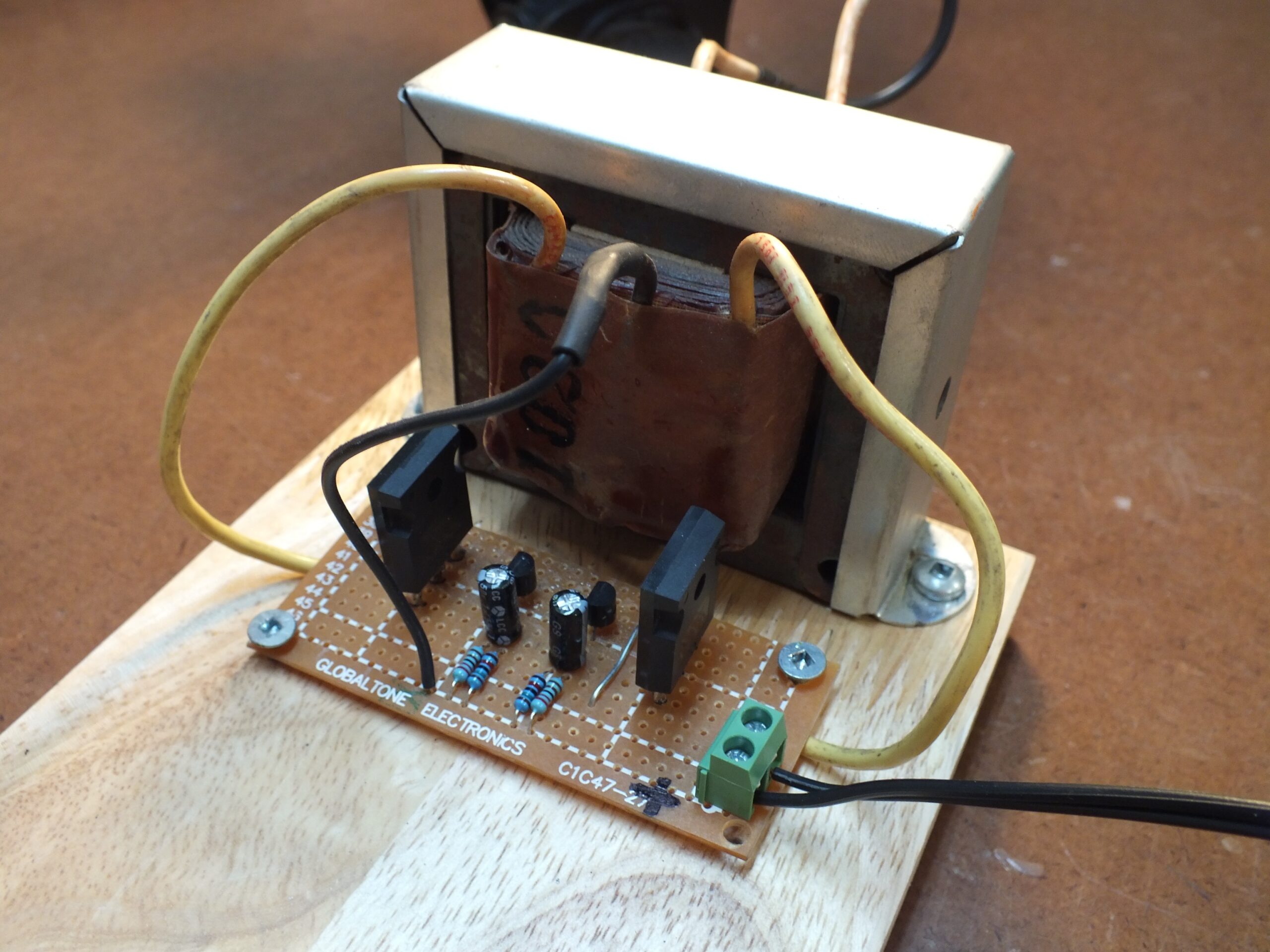 découvrez comment fabriquer un onduleur efficace pour alimenter vos appareils électroniques. suivez notre guide détaillé, étape par étape, et apprenez les meilleures pratiques pour maximiser la performance et la durabilité de votre onduleur fait maison.