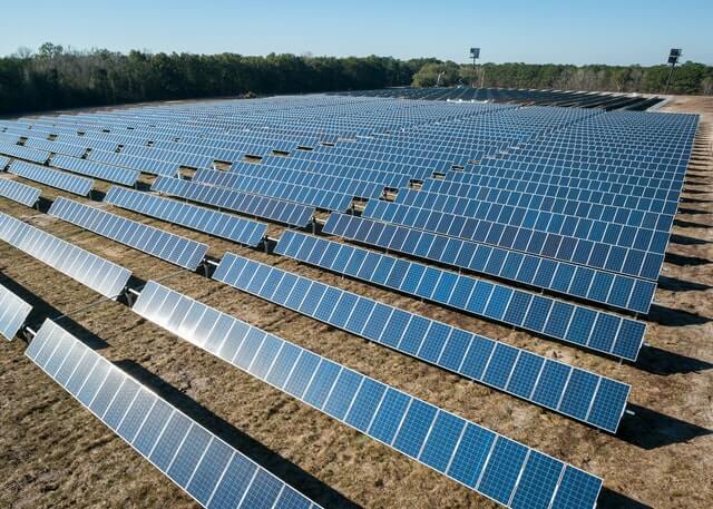 découvrez tout ce que vous devez savoir sur les panneaux solaires grâce à notre faq détaillée. obtenez des réponses à vos questions sur l'installation, le fonctionnement, les avantages et les aides financières disponibles pour vous accompagner dans votre transition vers une énergie renouvelable.