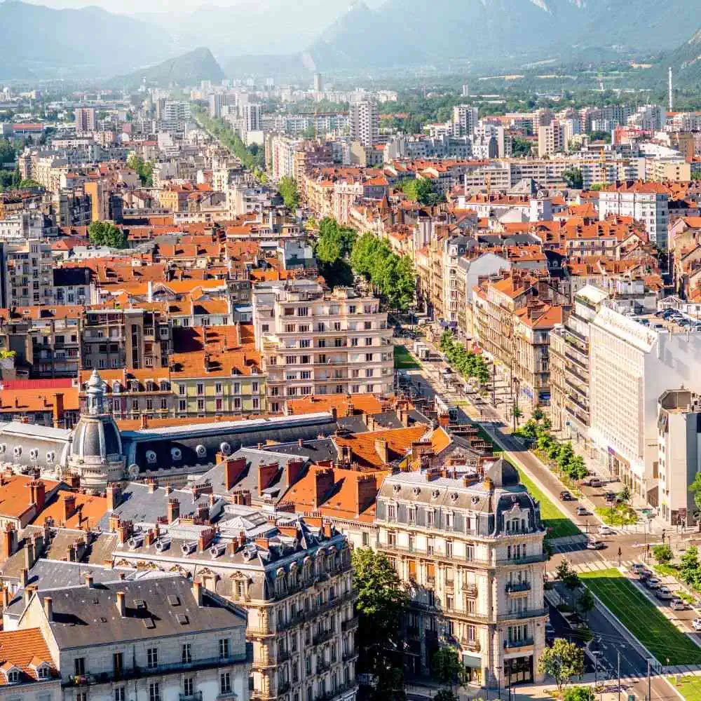 découvrez grenoble, la capitale des alpes françaises, alliant nature, culture et innovation. explorez ses montagnes environnantes, visitez ses musées et profitez de son ambiance dynamique en toute saison.