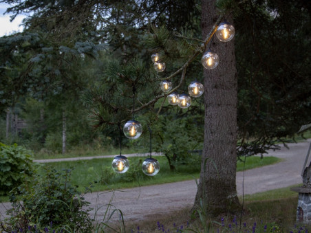 illuminez vos nuits avec une guirlande solaire, idéale pour décorer votre jardin, balcon ou terrasse. écologique et facile à utiliser, elle se recharge au soleil et crée une ambiance chaleureuse pour vos soirées en plein air.