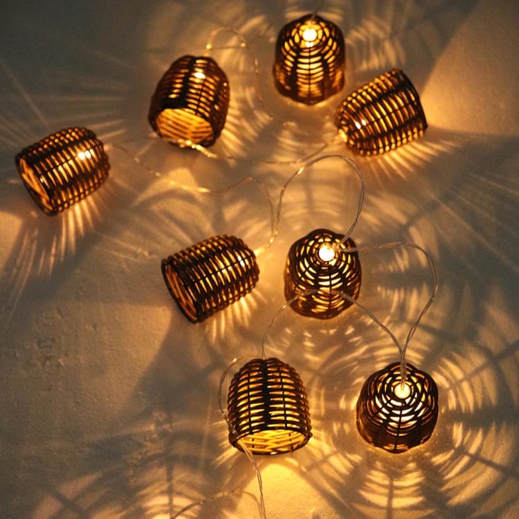 illuminez vos soirées avec notre guirlande solaire, idéale pour créer une ambiance chaleureuse et festive. écologique et économique, elle se recharge pendant la journée et diffuse une douce lumière la nuit, parfaite pour embellir votre jardin, terrasse ou balcon.