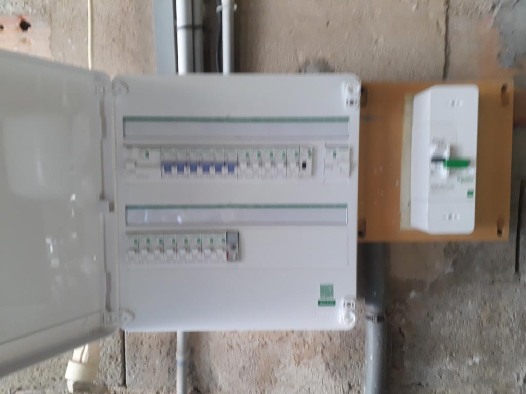 découvrez la conversion des kilowatts (kw) en kilovoltampères (kva) : comprenez les différences entre ces deux unités de mesure et apprenez à les calculer pour optimiser vos installations électriques.