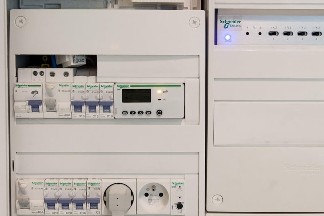 découvrez les causes derrière le clignotement du linky et comment résoudre ce phénomène. informez-vous sur le fonctionnement de ce compteur intelligent et assurez-vous d'une utilisation optimale de votre énergie.