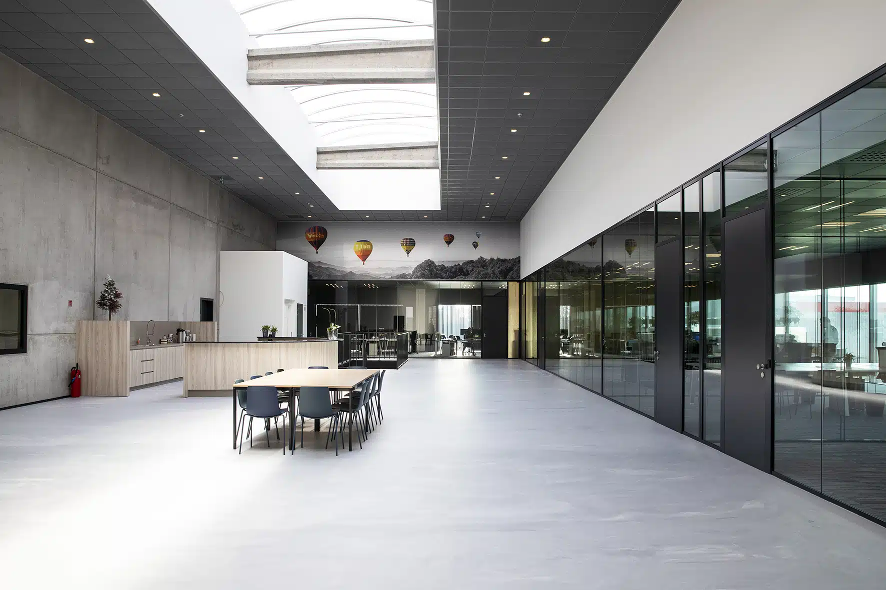 découvrez nos locaux modernes et adaptés à vos besoins professionnels. que vous recherchiez un espace de travail flexible ou des salles de réunion, nos infrastructures vous offrent un environnement idéal pour stimuler votre créativité et votre productivité.