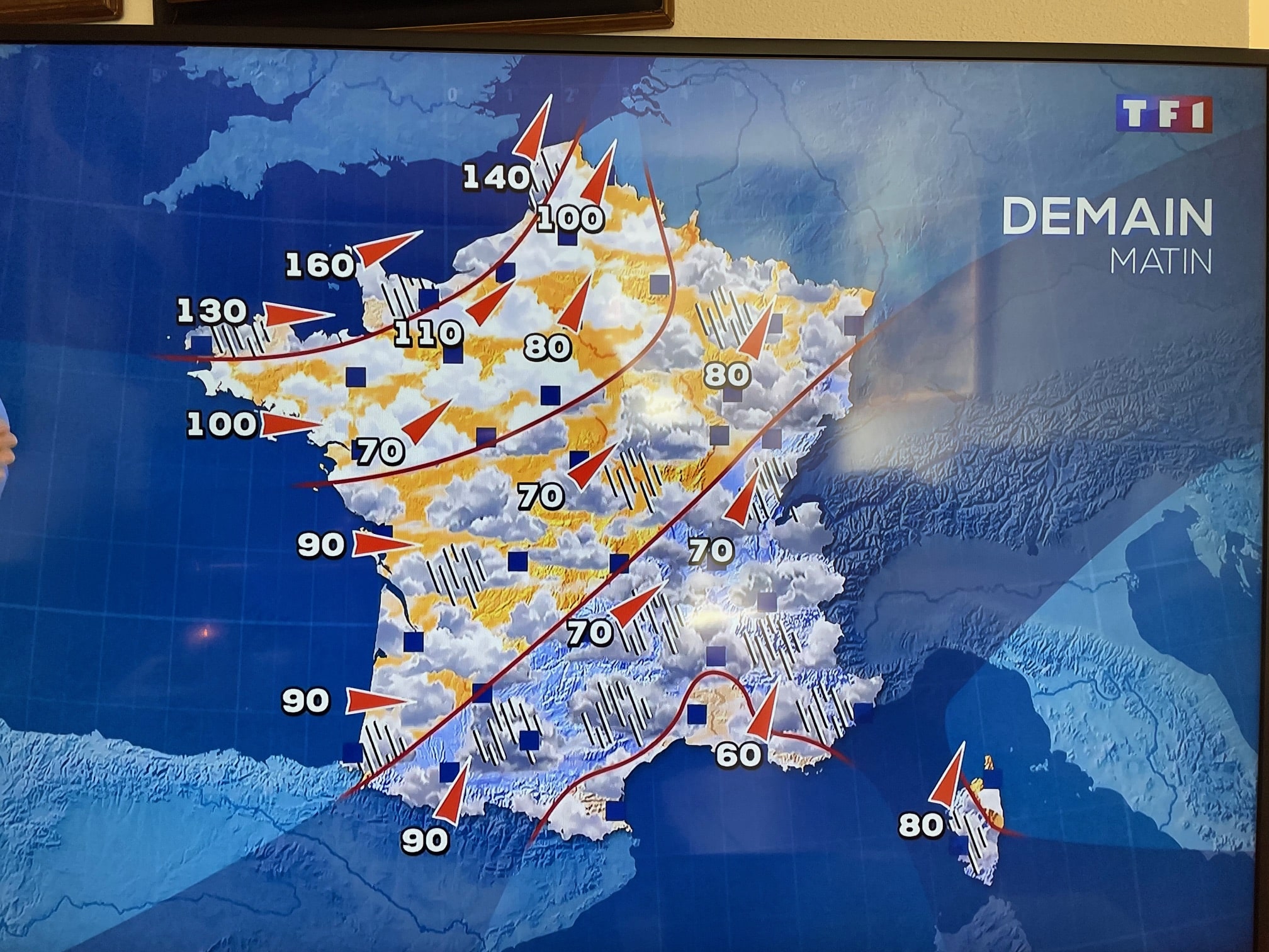 découvrez les prévisions météorologiques pour demain matin : températures, précipitations et conditions climatiques attendues. préparez-vous pour votre journée avec nos conseils météo fiables.