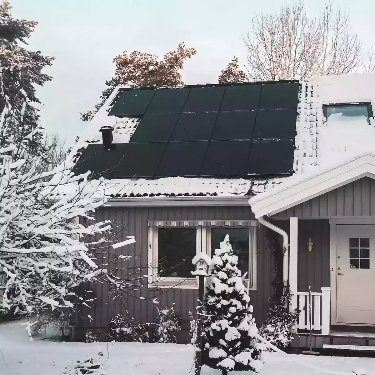 découvrez comment la neige peut affecter l'efficacité de vos panneaux solaires et les bonnes pratiques pour maximiser leur performance pendant l'hiver.