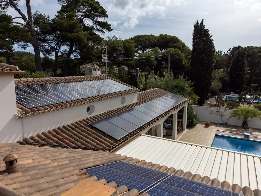 découvrez comment optimiser l'efficacité de vos panneaux solaires en gérant l'ombre. informez-vous sur les solutions pour minimiser l'impact des ombres et maximiser la production d'énergie solaire dans votre installation.