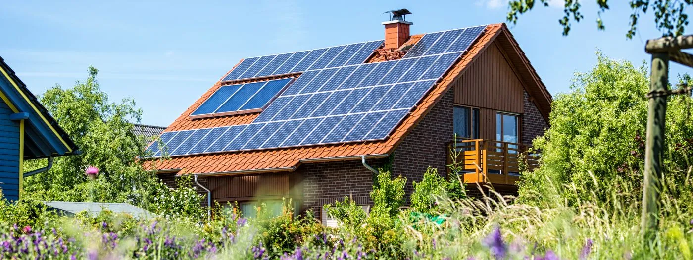 découvrez les avantages des panneaux solaires : une solution durable pour réduire vos factures d'énergie et contribuer à la protection de l'environnement. explorez notre guide sur les types, l'installation et les subventions disponibles pour passer à l'énergie solaire.