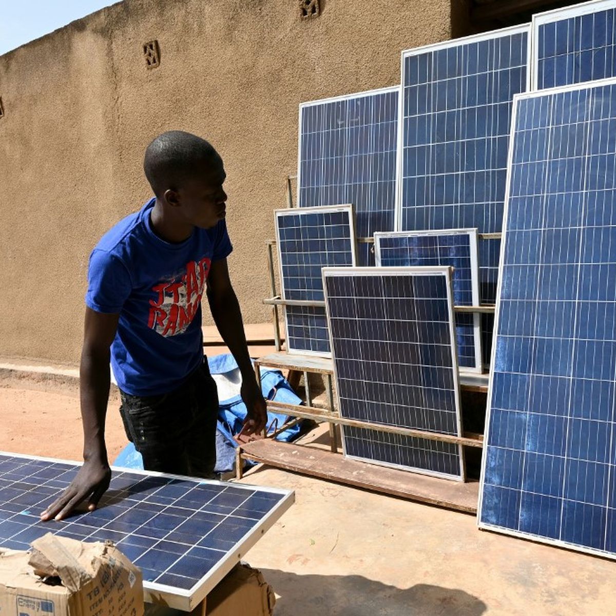 découvrez comment les panneaux solaires transforment l'afrique en offrant des solutions durables et accessibles pour l'énergie. explorez les avantages de l'énergie solaire dans les régions rurales et urbaines, et contribuez à un avenir plus vert.
