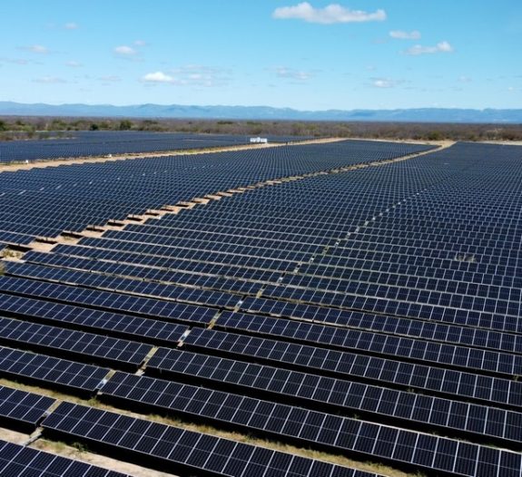 découvrez l'univers des parcs solaires : des installations innovantes qui exploitent l'énergie solaire pour une production d'électricité verte et durable. informez-vous sur les avantages, le fonctionnement et l'impact environnemental de ces infrastructures qui contribuent à la transition énergétique.