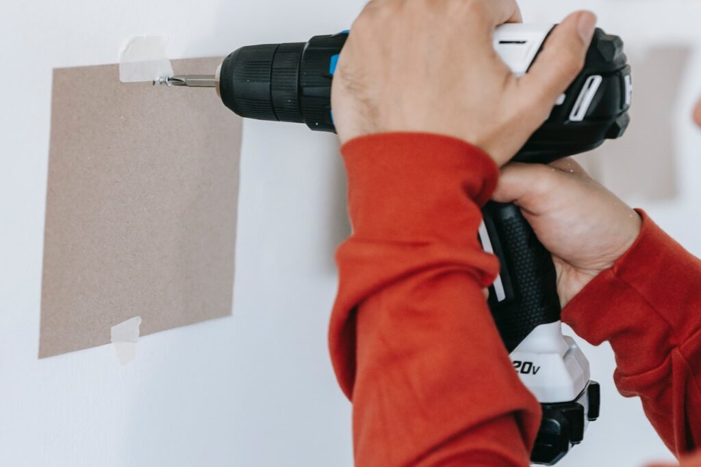 découvrez nos conseils pratiques pour le perçage des murs de votre maison. que ce soit pour installer des étagères, accrocher des cadres ou réaliser des travaux de rénovation, apprenez les bonnes techniques et les outils indispensables pour percer en toute sécurité et efficacité.