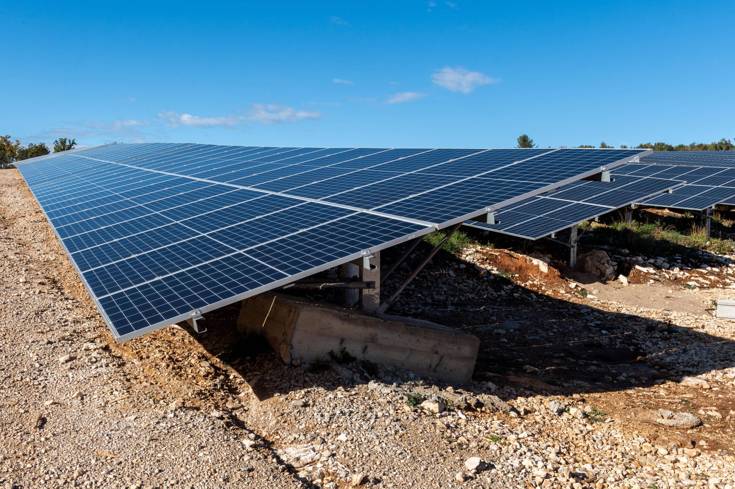 découvrez comment l'intégration des systèmes photovoltaïques dans l'urbanisme moderne transforme nos villes en espaces durables et écoresponsables. explorez les solutions innovantes et les stratégies de planification qui favorisent une énergie propre et renouvelable au cœur de l'environnement urbain.