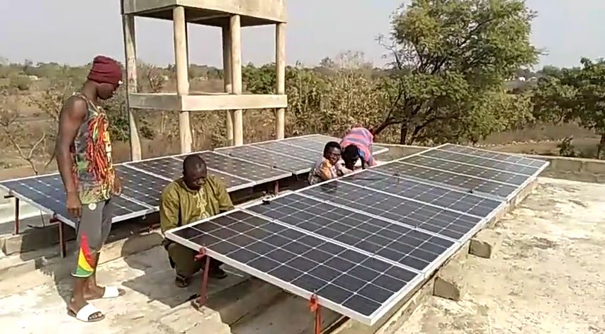 découvrez comment la technologie photovoltaïque fonctionne même la nuit grâce à des solutions innovantes. apprenez sur les systèmes de stockage d'énergie et leur impact sur votre consommation d'électricité.