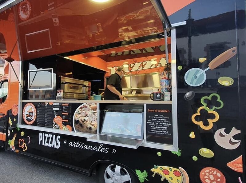 découvrez le meilleur de la pizza sur roues avec notre camion de pizza. savourez des recettes authentiques et délicieuses, préparées sur place avec des ingrédients frais. ne manquez pas cette expérience gourmande qui ravira vos papilles où que vous soyez !
