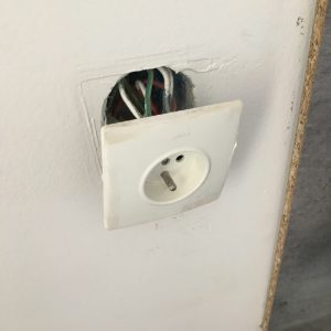 découvrez les causes et solutions pour les prises défectueuses. identifiez les problèmes électriques courants et apprenez à réparer ou remplacer vos prises en toute sécurité. protégez votre maison et vos équipements avec nos conseils pratiques.