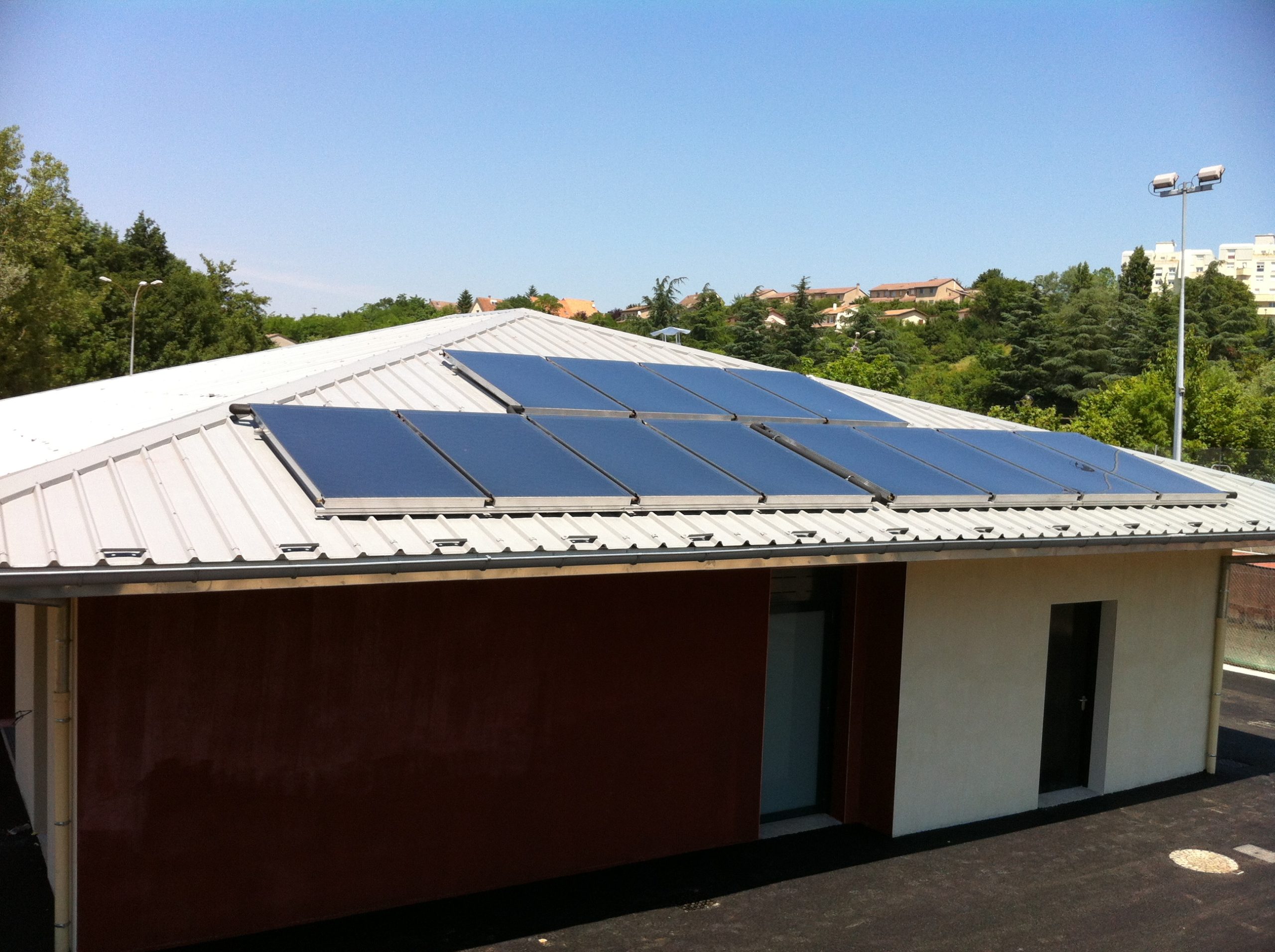 découvrez le potentiel du solaire thermique pour chauffer votre maison et vos besoins en eau chaude de manière écologique et économique. apprenez comment exploiter l'énergie du soleil pour réduire vos factures d'énergie tout en contribuant à la protection de l'environnement.