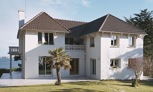 découvrez le toit à quatre pans, une solution architecturale esthétique et fonctionnelle. explorez ses avantages en matière d'évacuation des eaux, d'isolation thermique et de style. transformez votre maison avec ce type de toiture classique et intemporelle.