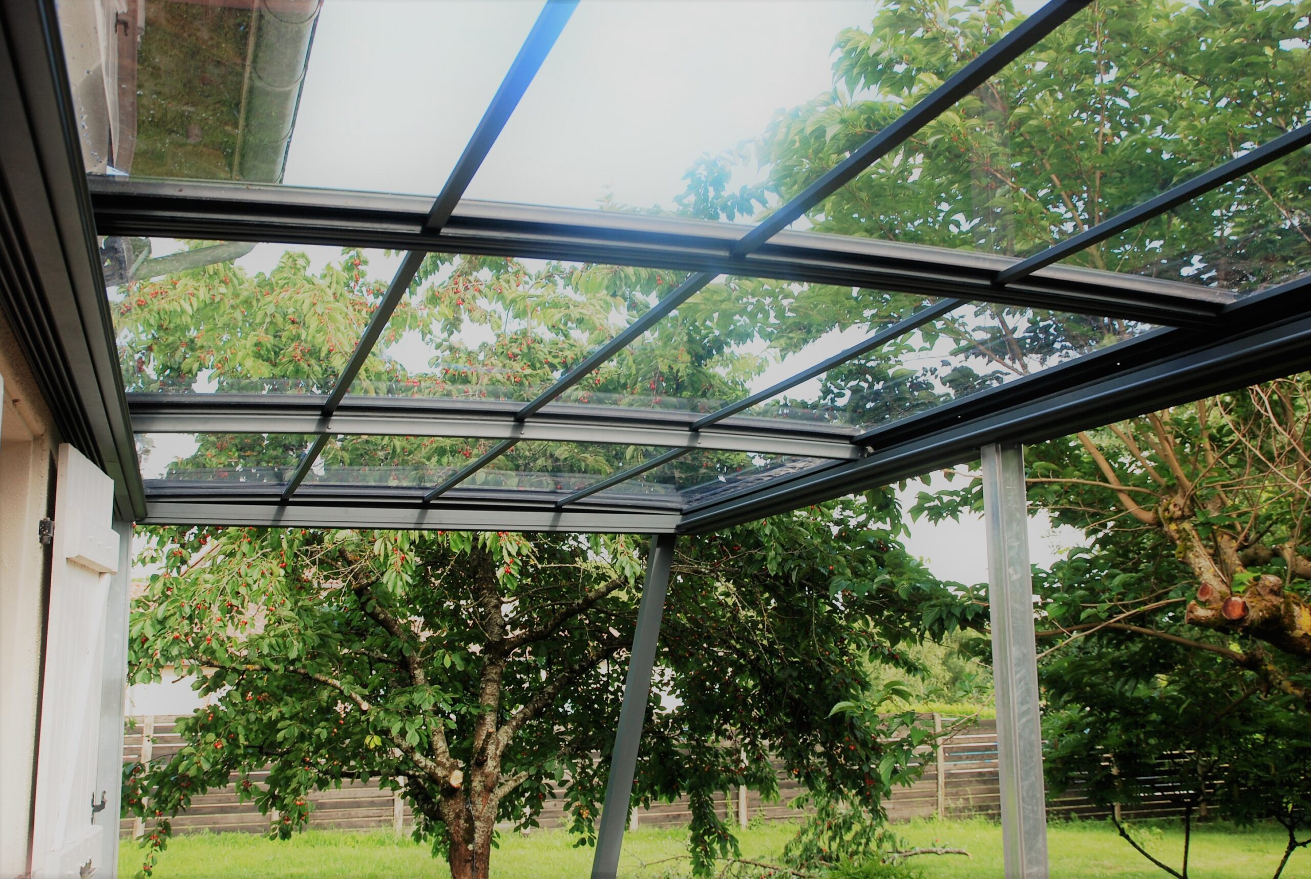 découvrez les avantages d'un toit en plexi pour votre terrasse ou jardin, alliant esthétique et protection contre les intempéries. profitez de la lumière naturelle tout en préservant votre espace extérieur des éléments, idéal pour créer un coin de détente unique.