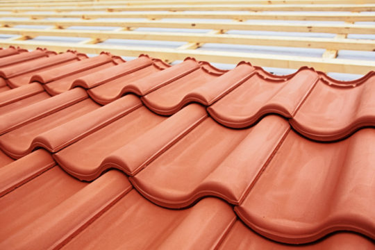 découvrez tout sur les tuiles : types, matériaux, avantages et conseils d'installation pour un toit esthétique et durable.