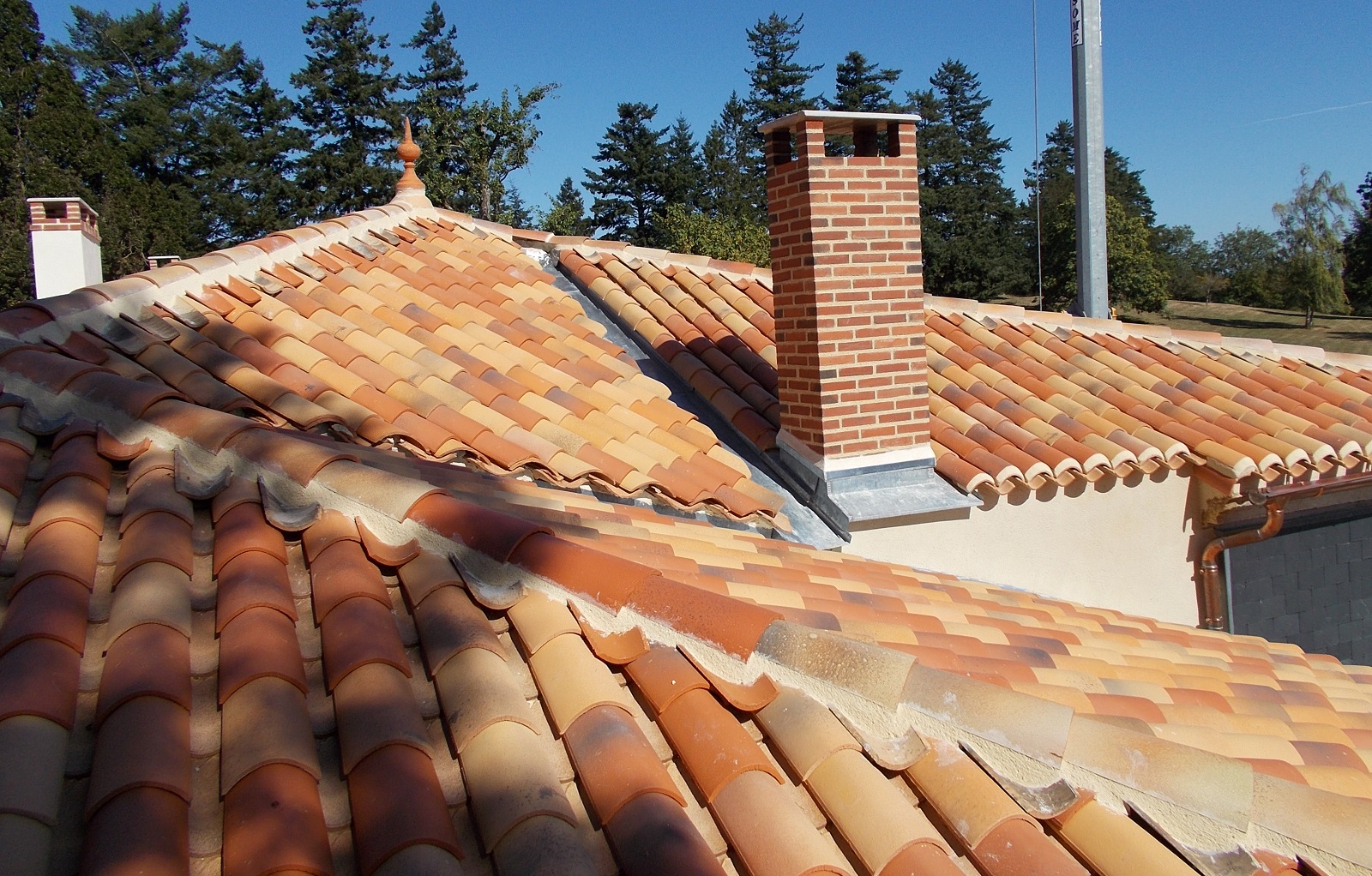 découvrez les tuiles terreal, alliant esthétisme et performance pour vos projets de construction. fabriquées avec des matériaux durables, elles garantissent une excellente isolation et une résistance accrue aux intempéries. optez pour l'élégance et la tradition avec les tuiles en terre cuite terreal.