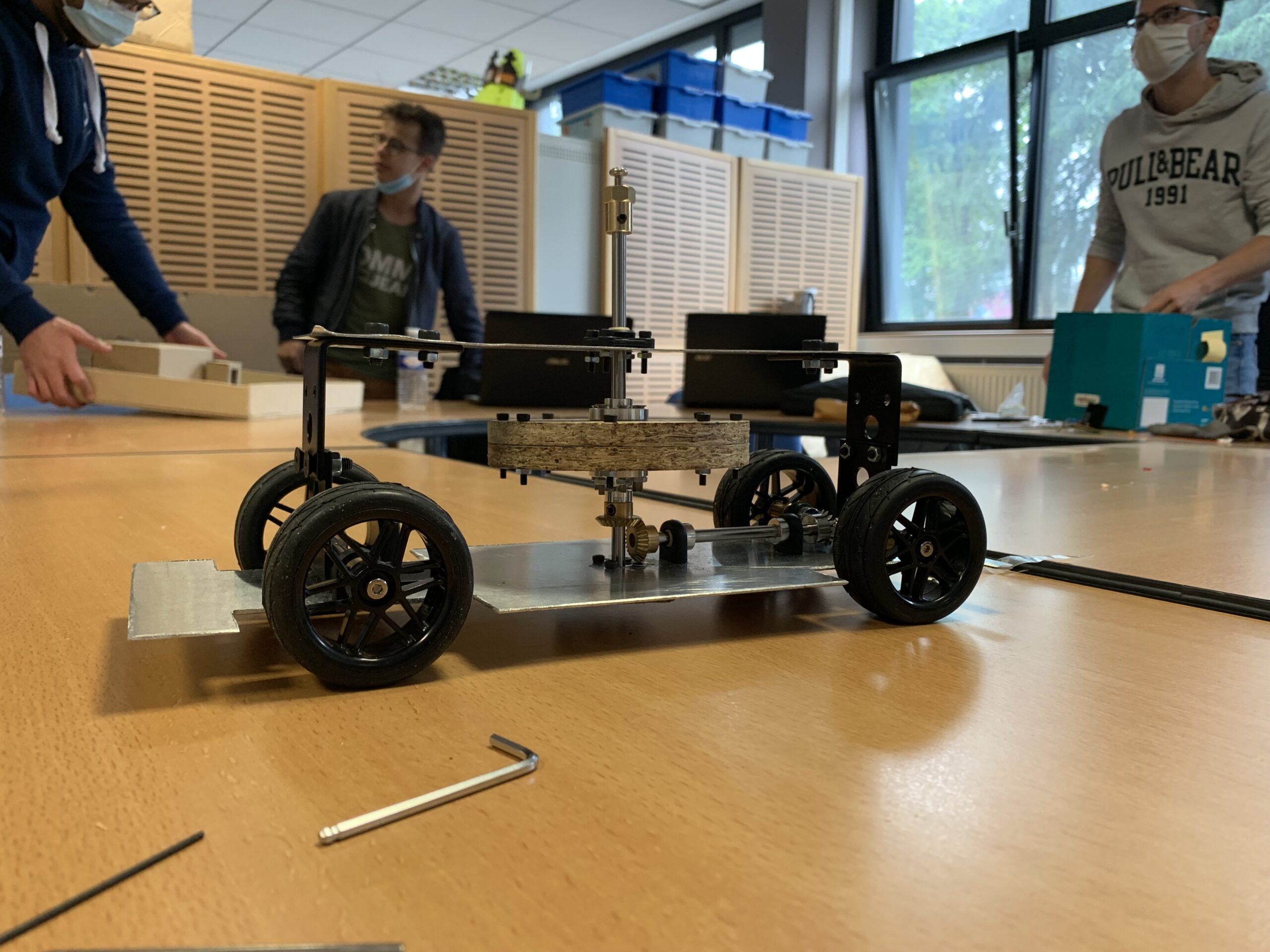 découvrez le volant d'inertie, un composant essentiel utilisé pour stocker l'énergie et stabiliser le fonctionnement des machines. explorez son rôle dans divers systèmes mécaniques et son impact sur le rendement énergétique.