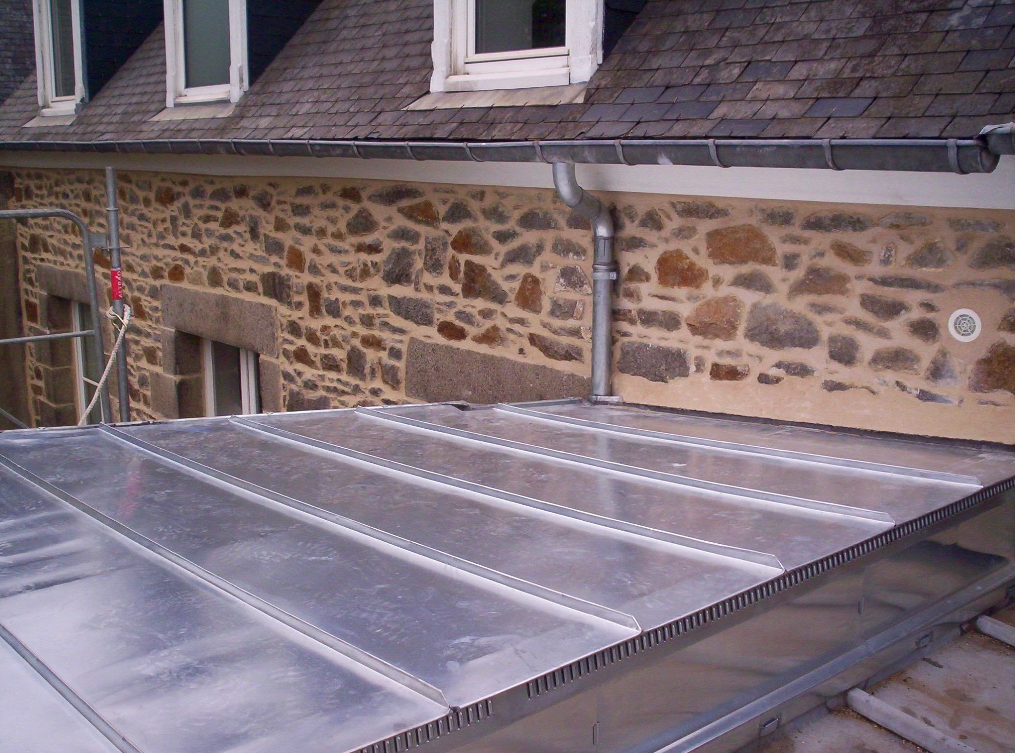 découvrez tout sur le zinc toiture : ses avantages, son entretien et comment il transforme l'esthétique de votre maison tout en offrant une protection durable contre les intempéries.